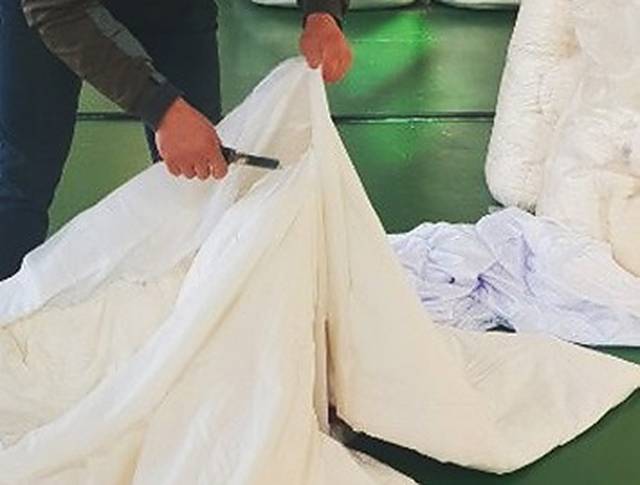 원앙솜틀집 솜트는 과정 2단계 — 솜싸개에서 솜만 꺼냅니다